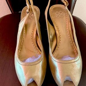 Golden leather pumps